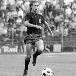 Eintracht Frankfurt 1972 - 73 Retro Voetbalshirt